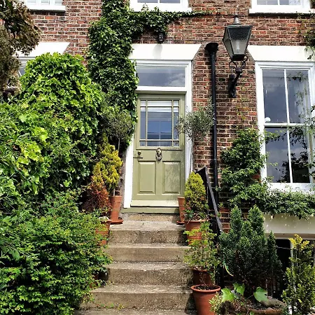فندق مبيت وإفطار Saint Hilda's House 5*